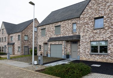 Opwijk, Flaman Brabant - Belçika - 09 12 2021 Geleneksel tuğla taşlı yeni gayrimenkul evleri