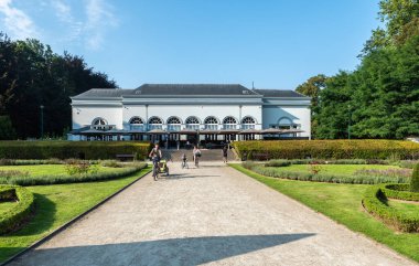 Vilvoorde, Flaman Brabant - Belçika - 08 28 2021 Park ve ana Orangerie restoran binası