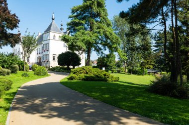 Wemmel, Flaman Bölgesi - Belçika - 09 01 01 2021 Beyaz Belediye Binası ve Parkı