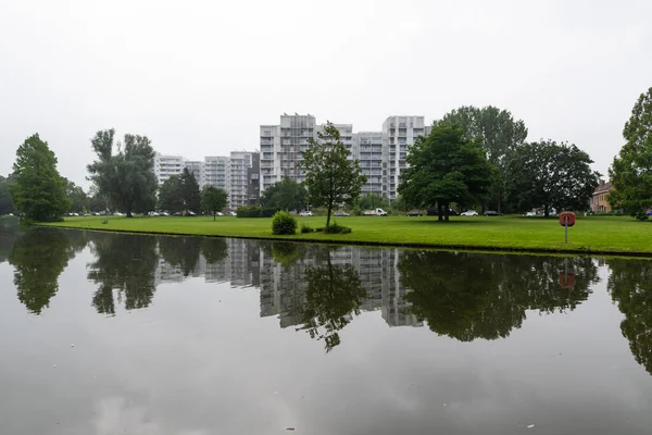 Kortrijk Västra Flandern Belgien 2021 Raemdonck Vattenpark Damm Med Bostadslägenhet — Stockfoto