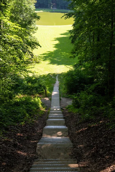 Steile Trap Naar Een Groene Vallei Lennik België — Stockfoto