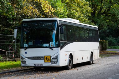 Molenbeek, Brüksel Başkent Bölgesi, Belçika, 10 16 2022 - Beyaz Iveco okul otobüsü