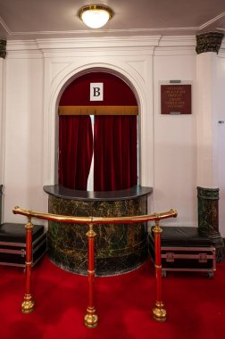 Brüksel Eski Kent, Brüksel Başkent Bölgesi, Belçika - 10 14 2022 - Monnaie operasının kırmızı kadife perdeleri ile vestiyer