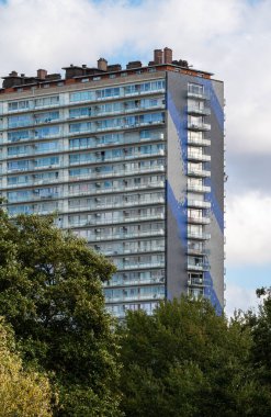 Molenbeek, Brüksel Başkent Bölgesi, Belçika, 10 16 2022 - Scheutbos şehir parkı ve yüksek katlı apartman blokları