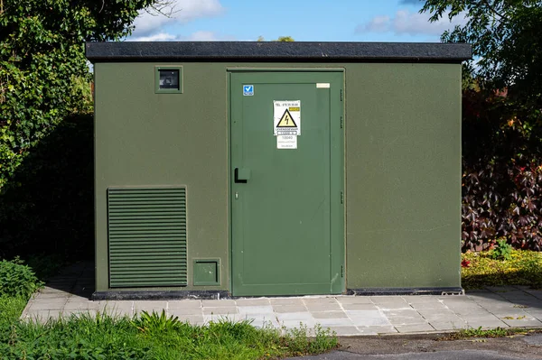 Molenbeek, Brüksel Başkent Bölgesi, Belçika, 10 16 2022 - Yüksek voltajlı elektrik transistör kabini