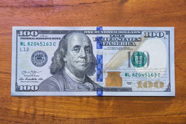 100 Amerikan doları.