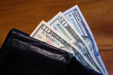 Cüzdanın içinde birkaç dolar.