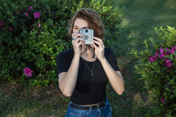 Young Woman Takes Pictures Park — Stock Photo, Image