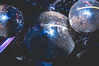 disko topları gece kulübündeki ışığı yansıtır.