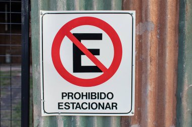 sign in spanish that says no park