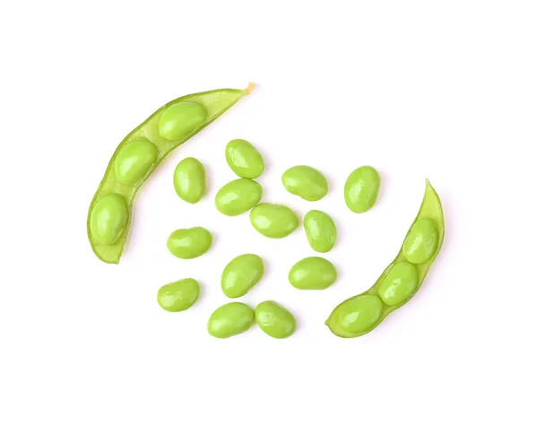 Yeşil soya fasulyesi, beyaz arka planda edamame fasulyesi. Üst görünüm