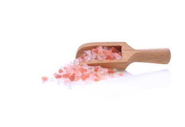 Himalaya Pembe tuzu beyaz arka planda izole edilmiş bir kepçe tuzu