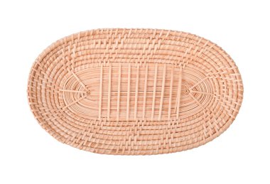 Beyaz arkaplanda boş bir hasır sepet var. Üst görünüm