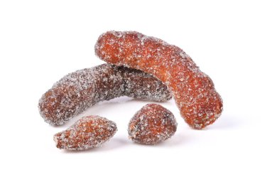 Tuz ve şeker karışımı biberli demirhindi. Şeker tamarind beyaz arkaplanda izole
