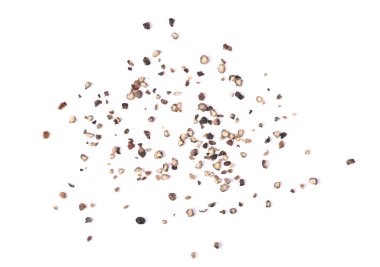 Beyaz arkaplanda kabaca kara biber izole edilmiş. Üst görünüm