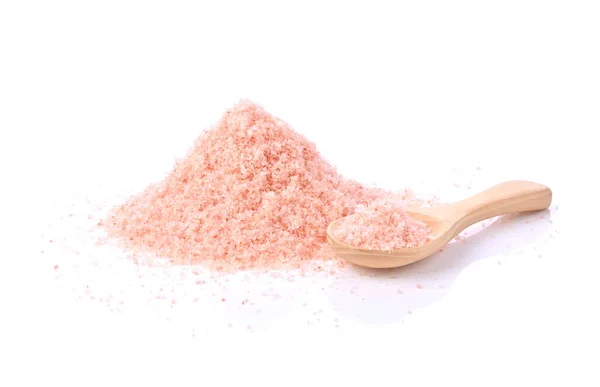 Beyaz arka planda izole edilmiş ahşap kaşıkta ince pembe Himalaya tuzu