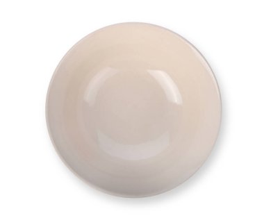 Beyaz arka planda boş bej seramik kase ya da ramekin izole edilmiş. Üst görünüm