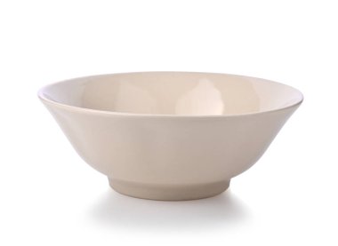 Boş bej seramik kase ya da beyaz arka planda izole edilmiş ramekin.