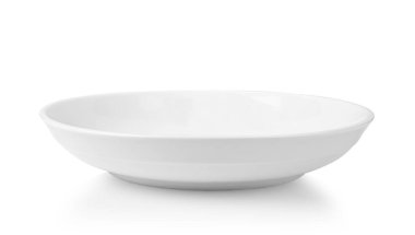 Beyaz arkaplanda izole edilmiş beyaz temiz seramik plaka