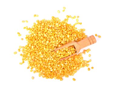 Soyulmuş fasulye yığını ve beyaz arka planda izole edilmiş ahşap kepçe. Üst görünüm