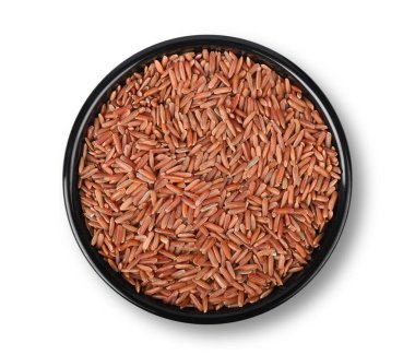 Beyaz arka planda izole edilmiş ahşap kasede organik kırmızı yasemin pilavı. Üst görünüm.