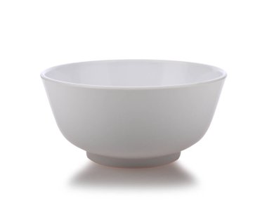 Beyaz arka planda izole edilmiş beyaz kase.