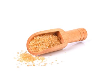 Kahverengi kamış şekeri beyaz arka planda ahşap kepçe