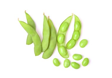 Soya fasulyesi, beyaz arka planda edamame fasulyesi. Üst görünüm