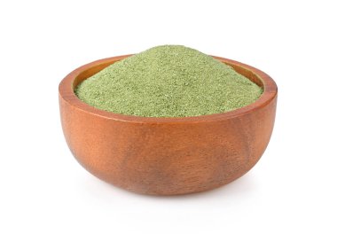 Kaba Japon Yeşil Çay tozu beyaz arka planda izole edilmiş ahşap kasede.