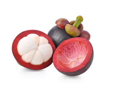 Taze Mangosteen meyvesi ve beyaz arka planda izole edilmiş mangosteen yarısı
