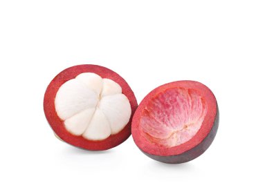Mangosteen 'in yarısı beyaz arka planda izole edilmiş.