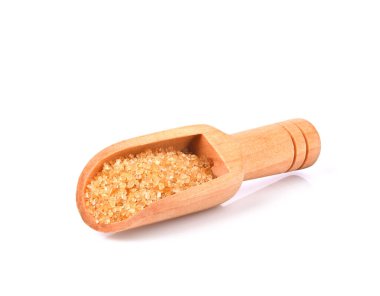 içinde ahşap kepçe beyaz arka plan üzerinde izole kahverengi şeker kamışı