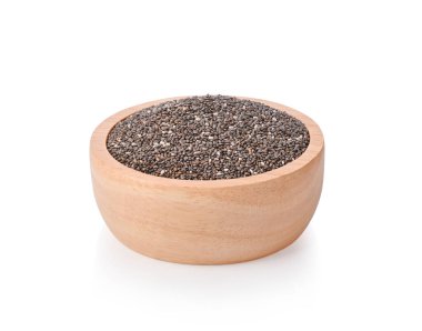 Beyaz arka planda izole edilmiş beyaz tahta kasede Chia tohumları.