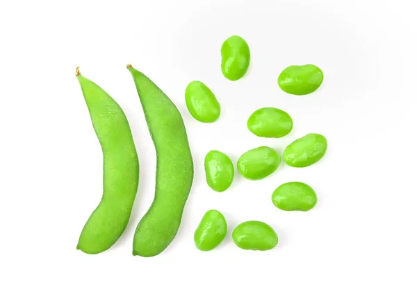 绿色大豆 在白色背景上被分离出来的黄豆 顶部视图 — 图库照片
