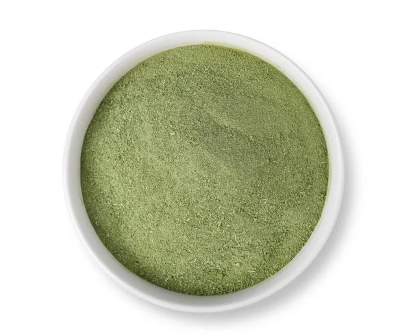 白い背景に隔離されたセラミックボウルに粗日本の緑茶粉末 トップ表示 — ストック写真