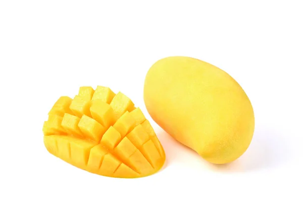 Taze sarı mango ve beyaz arka planda izole edilmiş dilimler.