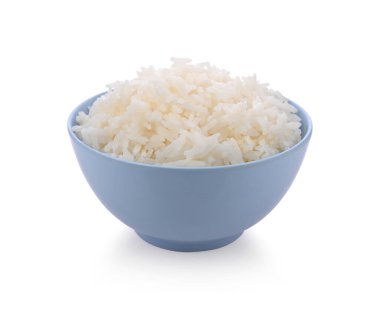 Beyaz arka planda izole edilmiş mavi kasede pişirilmiş pirinç.