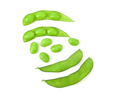 Yeşil fasulye kabuğu ve tohum beyaz arka planda izole edilmiş. Üst görünüm.