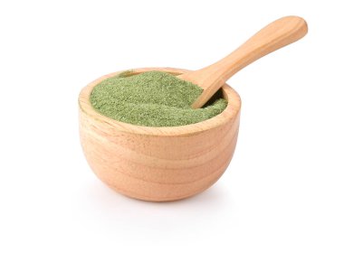 Kaba Japon Yeşil Çay tozu beyaz arka planda izole edilmiş ahşap kasede.