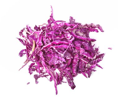 Beyaz arka planda izole edilmiş kırmızı lahana dilimi. Üst görünüm