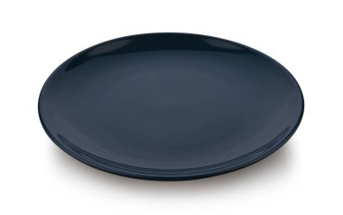 Koyu mavi seramik plaka beyaz arkaplanda izole edilmiş.