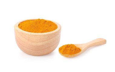 Beyaz arka planda izole edilmiş ahşap kase ve kaşıkta zerdeçal (Curcuma) tozu