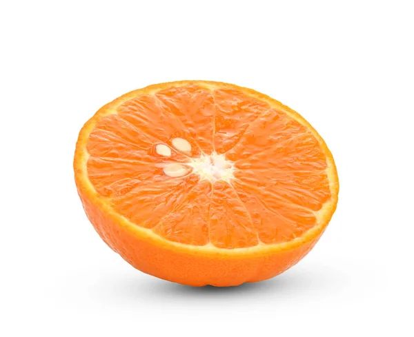 Setengah Buah Jeruk Oranye Diiris Terendam Pada Latar Belakang Putih — Stok Foto