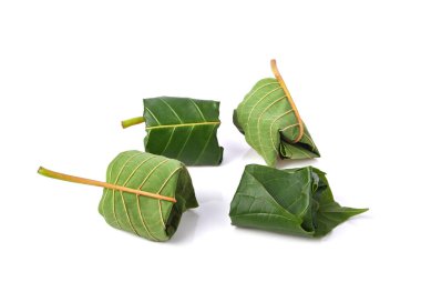 Mitragyna speciosa korth dürbünü beyaz arka planda izole edilmiş yemek için. Mitragyna speciosa Korth 'un (Kratom) yaprakları. İlaç niyetine yenen yapraklar, tıbbi bitkiler.