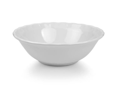 Beyaz arkaplanda izole edilmiş boş seramik kase