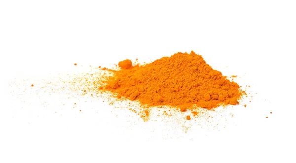 Beyaz arka plan üzerinde izole zerdeçal (curcuma) toz yığını