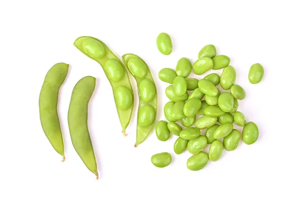 绿色大豆 在白色背景上被分离出来的黄豆 顶部视图 — 图库照片