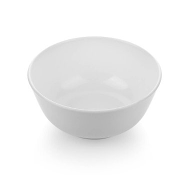 Beyaz arka planda boş beyaz kase izole.