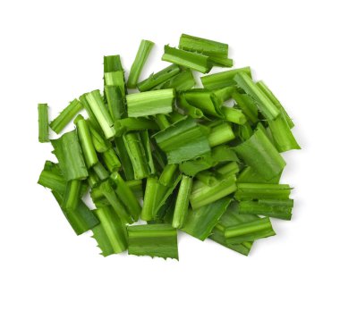 Baharda kesilmiş culantro yaprakları. Aşçı malzemeleri. Beyaz arkaplanda, üst görünümde izole et.