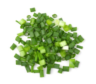 Taze doğranmış soğan yaprakları. Aşçı malzemeleri. Beyaz arkaplanda, üst görünümde izole et.